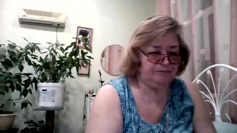 Snapshot of flowerlover8 chatting on February 2025 04:04:01 AM Flowerlower online show from February 2025 04:04:01 AM