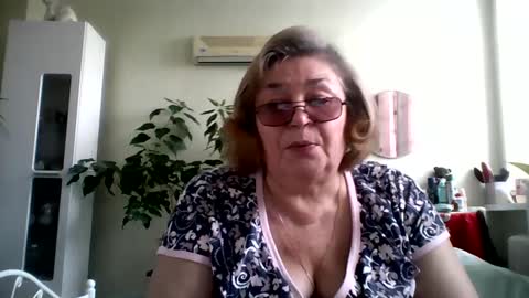 Snapshot of flowerlover8 chatting on March 2025 09:51:01 AM Flowerlower online show from March 2025 09:51:01 AM