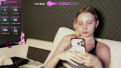 fluffy_cloude online show from May 2026 06:19:02 AM