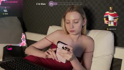 fluffy_cloude online show from May 2026 06:50:01 PM