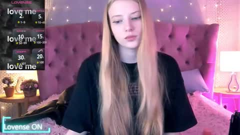 Snapshot of fluffy_ice chatting on September 2025 10:33:02 PM Mia online show from September 2025 10:33:02 PM