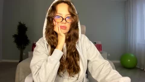 Snapshot of fox_beauty chatting on September 2025 12:32:02 AM Kira online show from September 2025 12:32:02 AM