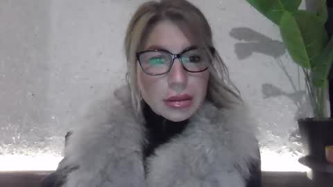 fox_red_lady7 online show from December 2024 04:39:02 PM