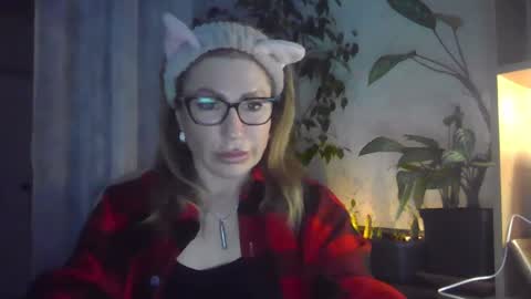 fox_red_lady7 online show from March 2025 03:49:01 PM