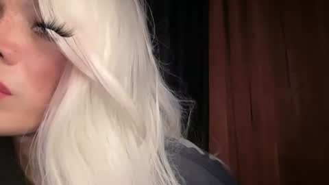 Snapshot of foxli_xx chatting on April 2026 06:30:01 AM KITTY online show from April 2026 06:30:01 AM