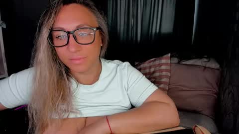 Snapshot of foxxxy__lady chatting on October 2025 01:00:02 AM Kris online show from October 2025 01:00:02 AM