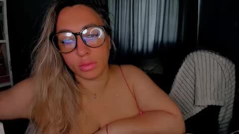 Snapshot of foxxxy__lady chatting on October 2025 02:44:01 AM Kris online show from October 2025 02:44:01 AM