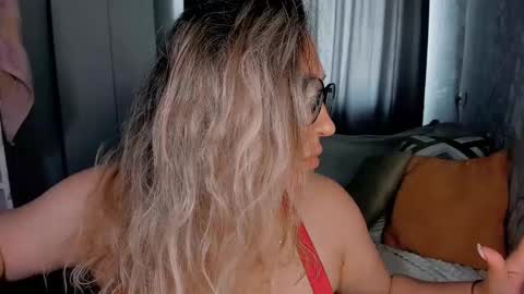 Snapshot of foxxxy__lady chatting on October 2025 04:31:02 AM Kris online show from October 2025 04:31:02 AM