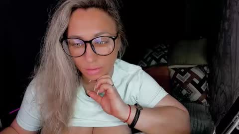 Snapshot of foxxxy__lady chatting on November 2025 01:39:01 AM Kris online show from November 2025 01:39:01 AM