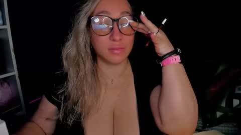 Snapshot of foxxxy__lady chatting on November 2025 01:17:01 AM Kris online show from November 2025 01:17:01 AM