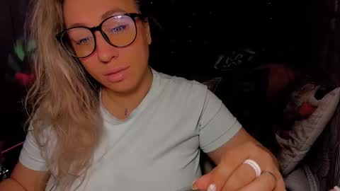 Snapshot of foxxxy__lady chatting on December 2025 02:06:01 AM Kris online show from December 2025 02:06:01 AM