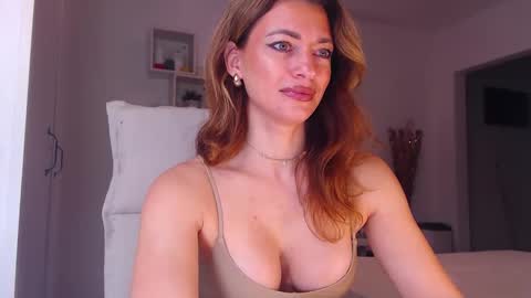 Snapshot of foxyadele_ chatting on November 2025 07:40:01 AM Adela - Single mom. 40 y online show from November 2025 07:40:01 AM