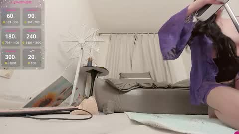 yiyi online show from November 2025 12:05:02 PM