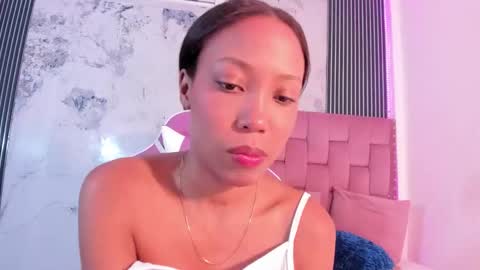 Laura online show from November 2025 07:24:02 PM