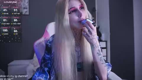 Snapshot of fraulein_mooon chatting on November 2025 02:44:01 AM Asya UwU online show from November 2025 02:44:01 AM