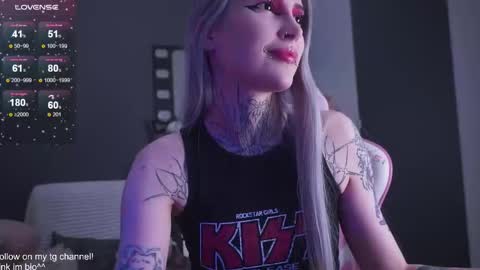 Snapshot of fraulein_mooon chatting on December 2025 05:08:02 PM Asya UwU online show from December 2025 05:08:02 PM