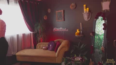 Snapshot of french_devotion chatting on October 2025 01:43:02 PM Louise or Lou 3 online show from October 2025 01:43:02 PM