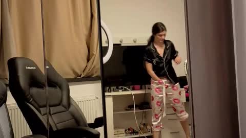 Elona  online show from February 2026 05:39:01 PM