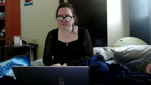 fuzzypeaches87 online show from May 2026 06:15:02 PM