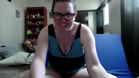 fuzzypeaches87 online show from May 2026 07:43:02 PM