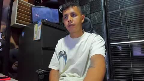 Snapshot of g_lincoln chatting on July 2026 12:50:01 AM g_lincoln online show from July 2026 12:50:01 AM