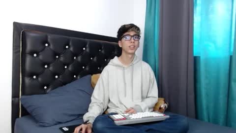 gabriel_x18 online show from March 2026 09:30:01 PM