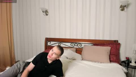 Snapshot of garden_of_eden_ chatting on October 2025 04:32:02 AM Max and Eva online show from October 2025 04:32:02 AM