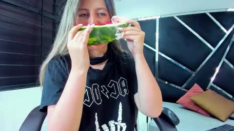 Snapshot of giaroussel chatting on September 2025 04:12:01 PM GiaRoussel online show from September 2025 04:12:01 PM