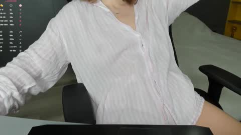 gigihadd online show from November 2025 01:00:02 PM