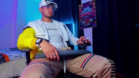 Snapshot of giomar_reyes chatting on January 2025 04:00:01 AM GIOMAR REYES online show from January 2025 04:00:01 AM