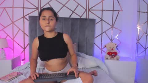 Snapshot of giselle_roldan chatting on February 2025 05:51:02 PM GISELLE ROLDAN online show from February 2025 05:51:02 PM