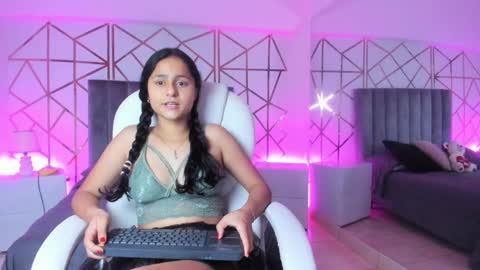 Snapshot of giselle_roldan chatting on February 2025 11:44:02 AM GISELLE ROLDAN online show from February 2025 11:44:02 AM