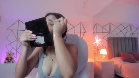 Snapshot of giselle_roldan chatting on February 2025 12:03:02 PM GISELLE ROLDAN online show from February 2025 12:03:02 PM