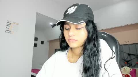 Snapshot of giselle_roldan chatting on October 2025 04:13:02 AM GISELLE ROLDAN online show from October 2025 04:13:02 AM