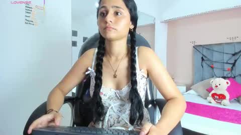 Snapshot of giselle_roldan chatting on October 2025 04:31:02 AM GISELLE ROLDAN online show from October 2025 04:31:02 AM