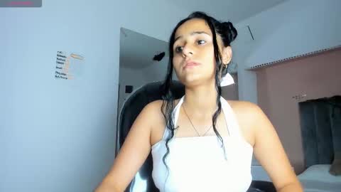 Snapshot of giselle_roldan chatting on October 2025 05:52:01 AM GISELLE ROLDAN online show from October 2025 05:52:01 AM