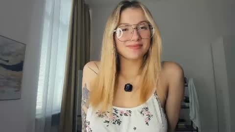 Snapshot of glossybabe_ chatting on June 2026 09:50:01 AM Cherry online show from June 2026 09:50:01 AM