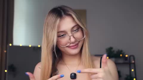 Snapshot of glossybabe_ chatting on July 2026 10:11:01 AM Cherry online show from July 2026 10:11:01 AM