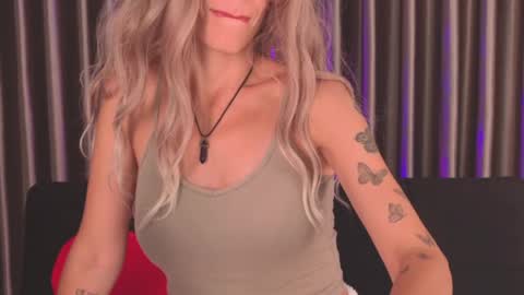 Snapshot of goddess_stars chatting on April 2026 11:27:01 AM Katarina online show from April 2026 11:27:01 AM