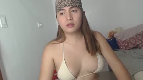 Snapshot of goldbella_ chatting on February 2025 02:53:01 AM bella online show from February 2025 02:53:01 AM