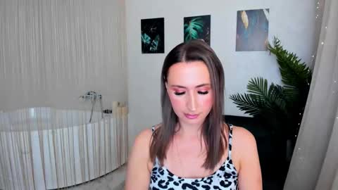 Olivia online show from September 2025 07:30:01 PM