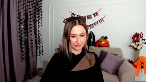 Olivia online show from October 2025 07:57:02 PM