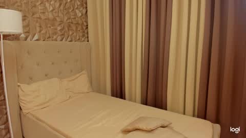 Snapshot of gorgeous_dark_luna chatting on February 2025 09:14:01 PM RIANA online show from February 2025 09:14:01 PM