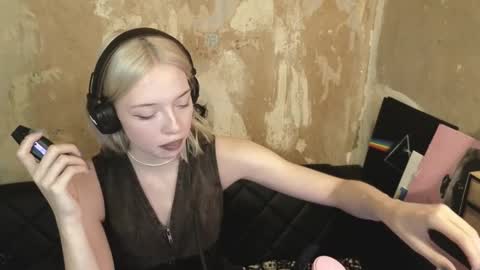 Snapshot of graylovescookies chatting on December 2024 07:43:02 PM graylovescookies online show from December 2024 07:43:02 PM