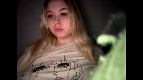 Lina 3 online show from April 2026 07:06:01 PM