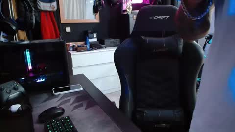 Guayaco  online show from November 2025 08:03:01 PM