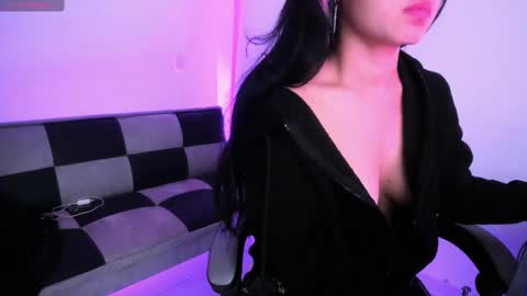 gwenhazel online show from October 2025 11:18:01 AM