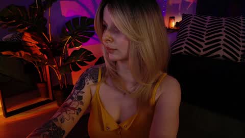 Snapshot of gwenhilton chatting on January 2025 09:04:01 AM gwenhilton online show from January 2025 09:04:01 AM