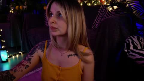 Snapshot of gwenhilton chatting on February 2025 08:48:02 AM gwenhilton online show from February 2025 08:48:02 AM