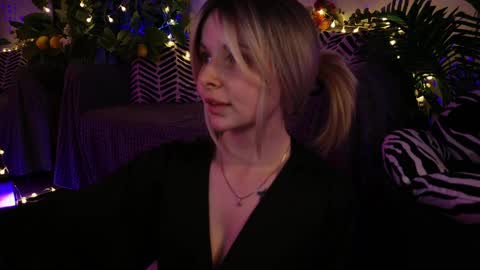 Snapshot of gwenhilton chatting on February 2025 09:02:01 AM gwenhilton online show from February 2025 09:02:01 AM